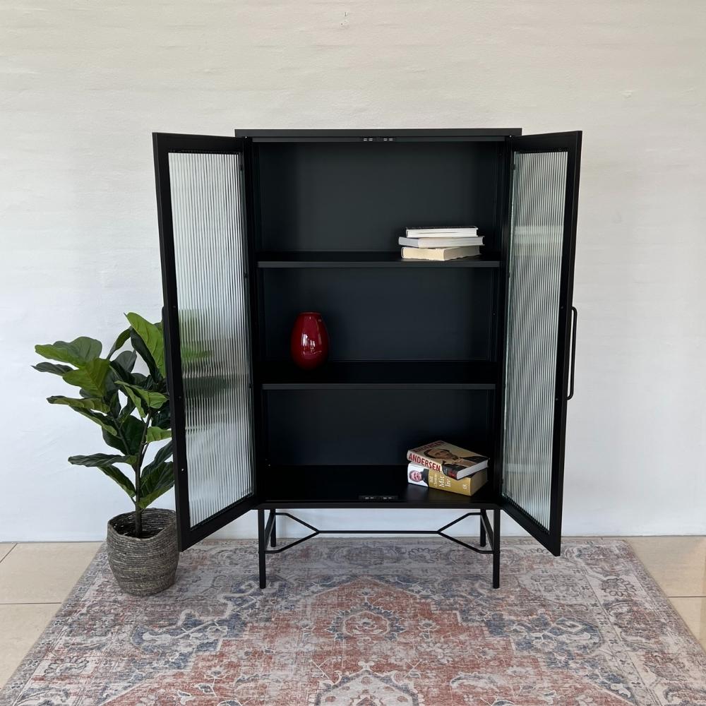 Freja Vitrineskab - Riflet Glaslåger - 150 cm - Hofstra & Wagner