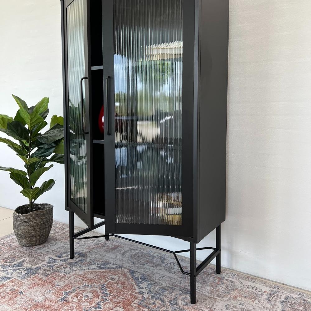 Freja Vitrineskab - Riflet Glaslåger - 150 cm - Hofstra & Wagner