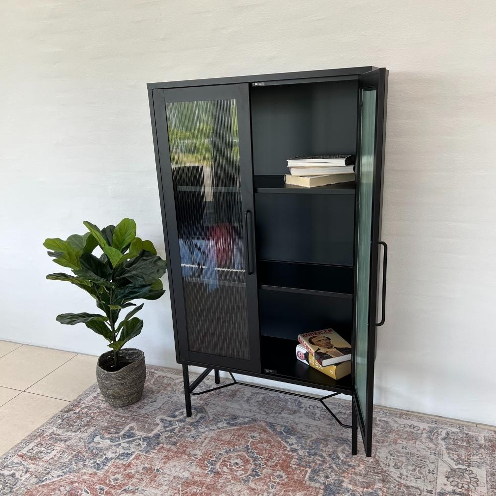 Freja Vitrineskab - Riflet Glaslåger - 150 cm - Hofstra & Wagner